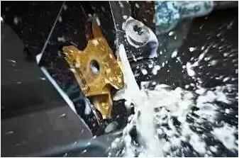 防止切削液發(fā)臭，還鋁合金壓鑄車間一個(gè)良好的環(huán)境